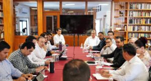 Trabajan Gobierno de Sonora y cámaras empresariales en materia de mejora regulatoria Hermosillo, Sonora; 30 de abril de 2024.- Para trabajar en la estrategia de apertura de nuevas empresas y la atracción de nuevas inversiones a la entidad, el gobernador Alfonso Durazo Montaño se reunió con representantes de cámaras empresariales para tratar el tema de mejora regulatoria de forma conjunta. Durante el encuentro se expuso ante representantes del empresariado sonorense que según datos proporcionados por el Inegi, el crecimiento económico de la entidad el año pasado fue de 4.9%, y para dar sustento a estas cifras se requiere brindar las facilidades necesarias para la apertura de nuevas empresas. El Gobierno de Sonora ha trabajado para reducir el número de trámites, teniendo como meta llegar a un máximo de 300 requerimientos para la instalación de empresas, destacando la necesidad de regular sin dejar de normar y con ello que más inversiones puedan instalarse en el estado para más generación de empleos. En este encuentro se abordaron también proyectos de infraestructura en materia de aprovechamiento de energías limpias como parte de la estrategia de combate al cambio climático.