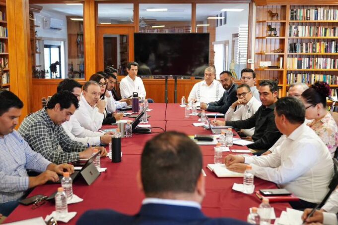 Trabajan Gobierno de Sonora y cámaras empresariales en materia de mejora regulatoria Hermosillo, Sonora; 30 de abril de 2024.- Para trabajar en la estrategia de apertura de nuevas empresas y la atracción de nuevas inversiones a la entidad, el gobernador Alfonso Durazo Montaño se reunió con representantes de cámaras empresariales para tratar el tema de mejora regulatoria de forma conjunta. Durante el encuentro se expuso ante representantes del empresariado sonorense que según datos proporcionados por el Inegi, el crecimiento económico de la entidad el año pasado fue de 4.9%, y para dar sustento a estas cifras se requiere brindar las facilidades necesarias para la apertura de nuevas empresas. El Gobierno de Sonora ha trabajado para reducir el número de trámites, teniendo como meta llegar a un máximo de 300 requerimientos para la instalación de empresas, destacando la necesidad de regular sin dejar de normar y con ello que más inversiones puedan instalarse en el estado para más generación de empleos. En este encuentro se abordaron también proyectos de infraestructura en materia de aprovechamiento de energías limpias como parte de la estrategia de combate al cambio climático.