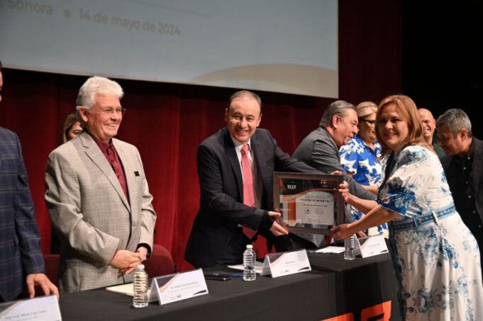 Preside Gobernador ceremonia de homenajeados de Cobach 2024