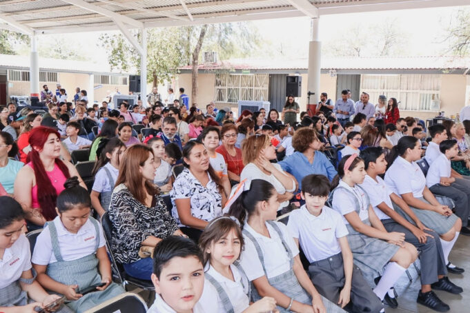 Cumple Gobernador Durazo con entrega de uniformes escolares gratuitos en 68 municipios de la entidad