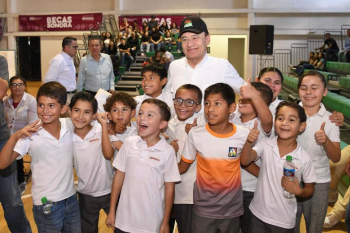 Fortalece Gobernador Durazo educación y salud en comunidades de la sierra con entrega de becas y jornada de vacunación