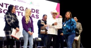 Gobernador Durazo resuelve la espera de décadas para más de 500 familias con la entrega de escrituras